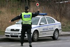 Policisté kontrolují používání pásů a autosedaček