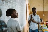 Šestnáctiletý neslyšící Latif absolvuje první rok ve škole CEFISE v metropoli Ouagadougou. Na vesnici, kde bydlel předtím, se inkluze nepodporovala a musel dojíždět daleko. Základním principem v této síti škol je názorná výuka na konkrétních předmětech a opakování znalostí.
