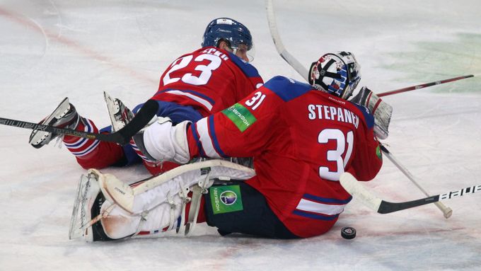 Jakub Štěpánek s vypětím všech sil a svých obránců ustál závěrečný tlak hokejistů Novgorodu