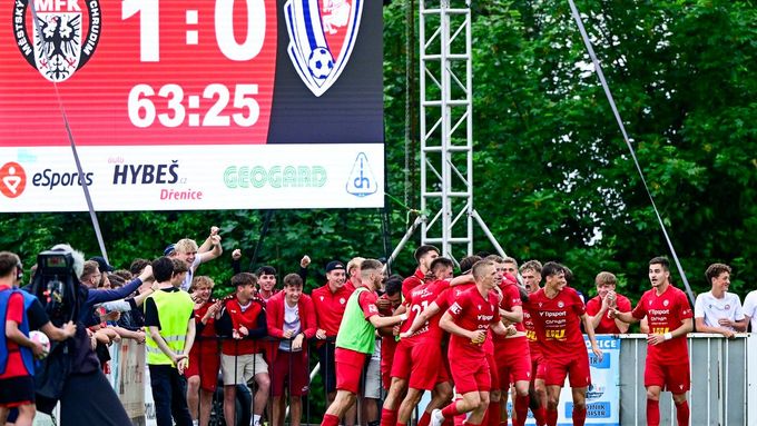 Fotbalisté Pardubic slaví setrvání v první lize