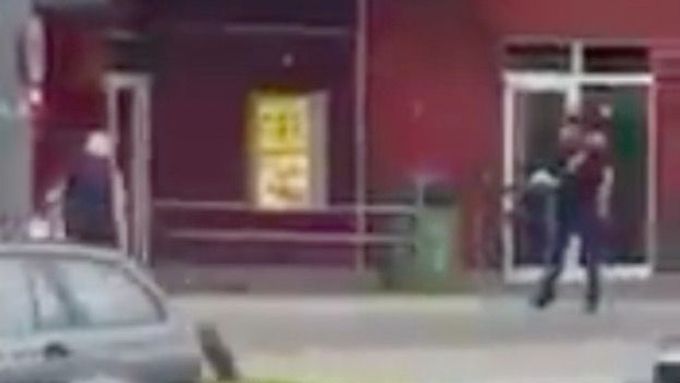 Byla zveřejněna nahrávka střelby v Mnichově. Je na ní vidět střelec v černém, který před restaurací McDonald ́s začal náhle pálit do lidí.