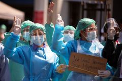 Střílejí po sanitkách, dělají razie v nemocnicích. Vojáci v Barmě cílí na lékaře