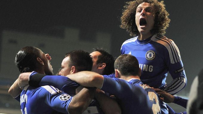 Radost hráčů Chelsea z třetího gólu v zápase s Neapolí