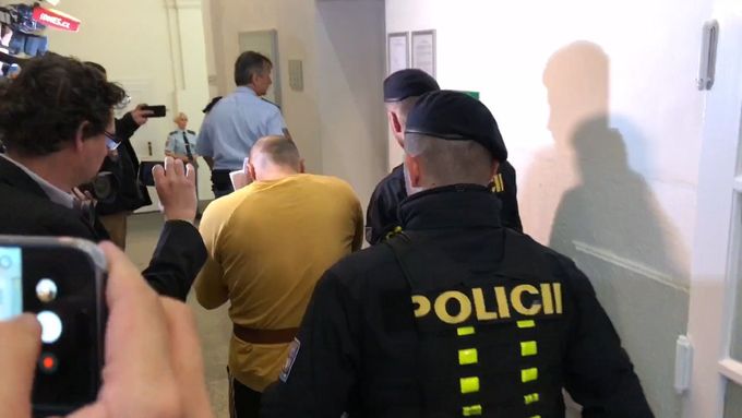 Tři Nizozemci dostali za napadení číšníka podmínku. Soud je vyhostil z Česka na pět let