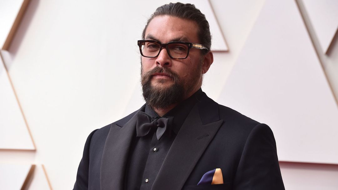 Herec Jason Momoa na červeném koberci.