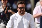 Fernando Alonso, Aston Martin přichází do paddocku před VC Abú Zabí formule 1