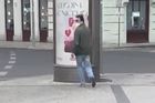 Policie hledá muže, který v Praze v okolí zastávek sexuálně obtěžuje ženy