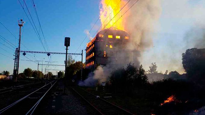Požár staré budovy u nádraží ve Svitavách zastavil navečer 30. září 2018 kvůli bezpečnosti provoz na hlavní železniční trati z Čech na Moravu.
