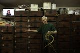 Díváte se na 84letého Mak Tchaj-kchunga, majitele obchodu, který se specializuje na přípravu polévek z hadího masa.