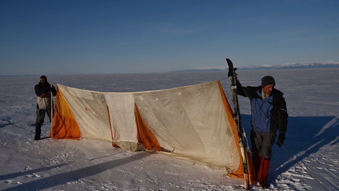 Český fotograf Stanislav Krupař se s partou svých ruských kamarádů vydal na 17denní cestu po zamrzlém jezeře Bajkal (1. díl putování).