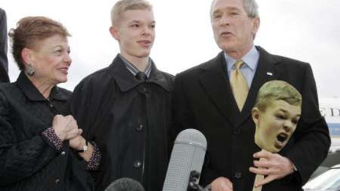 Jason McElwain (vlevo) a americký prezident George W. Bush.