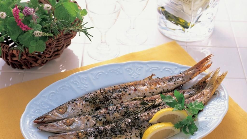 Mějte plný žaludek: Proteiny jsou nejvýhodnější potravinou z hlediska pocitu nasycení. Navozují pocit plnosti lépe než škroboviny a tuky, a tento pocit vydrží déle. Bílkoviny také pomáhají zachovat svalovou hmotu a napomáhají spalování energie. Nejprospěšnější jsou bílkoviny z libového masa, speciálně rybího, které má mnohé další zdravotní benefity. Podobnou službu udělá i jogurt, a nezapomeňte ani na rostlinné bílkoviny - ořechy a luštěniny.