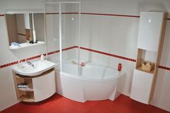 Teplá voda a vybavená koupelna chybí v 5 % českých bytů