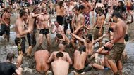 Woodstock táhne i dnes, v průběhu let tak po celém světě vznikla celá řada festivalů, které od původního Woodstocku přebírají název. Na snímku lidé v blátě na hudebním festivalu Woodstock v polském Kostrzynu v červenci 2010.