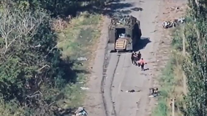 Dramatické záběry ukazují ukrajinské obrněné vozidlo, které evakuovalo civilisty, pod ruskou palbou