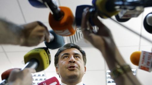 Gruzínský prezident Michail Saakašvili odpovídá na dotazy novinářů poté, co odvolil.