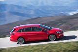 Nová generace Opelu Astra se stala evropským autem roku 2016. V Česku rodinný hatchback a kombík (na snímku) v roce 2016 meziročně posílil téměř o 29 % a poskočil na 18. místo žebříčku modelů z 2982 registracemi.