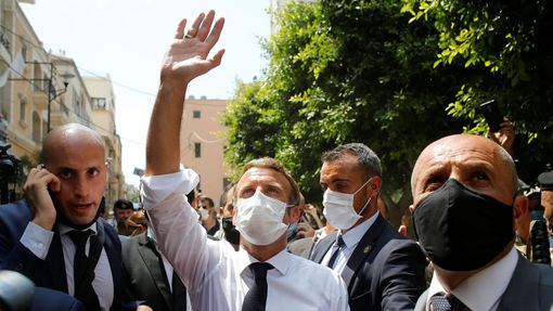Emmanuel Macron prochází ulicemi Bejrútu.
