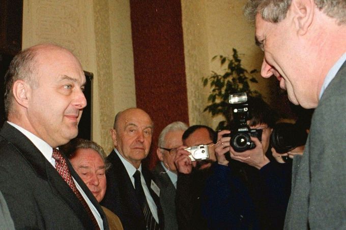 Miloš Zeman podává ruku svému někdejšímu ministru financí Ivu Svobodovi.