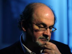 Salman Rushdie popudil na konci 80. let některé muslimy románem Satanské verše.