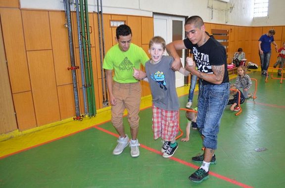Kluci z dětského domova v Těrlicku se věnují autistickým dětem z Havířova.