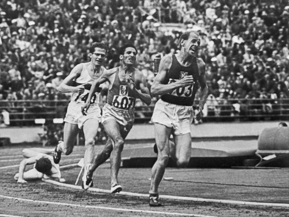 Olympijské hry v Helsinkách 1952. Triumfální běh Emila Zátopka na 5000 metrů. Zlato bral i za prvenství na 10 000 metrů a pak v maratonu.