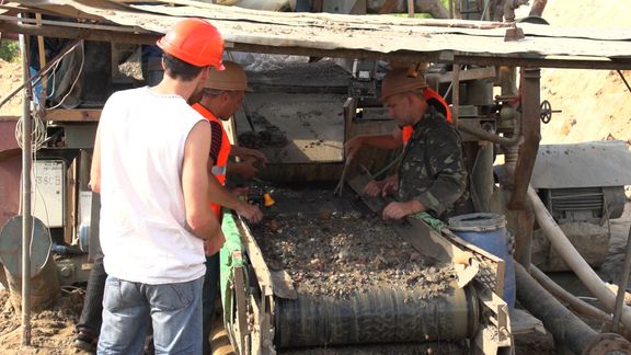 Nelegální těžba jantaru na Ukrajině. 