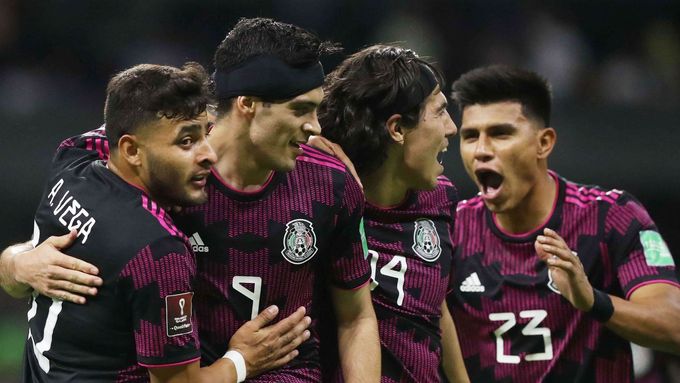 Mexičtí fotbalisté v zápase se Salvadorem