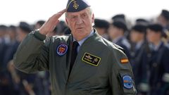 Král Juan Carlos na vojenské základně v Zaragoze, 2008.