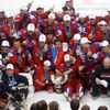 Ruský tým s trofejí pro mistry světa po finále MS Rusko - Slovensko