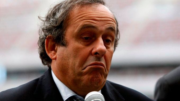 Udělejte si pořádek ve smlouvách s fotbalisty, velí Michel Platini, respektive jím řízená UEFA