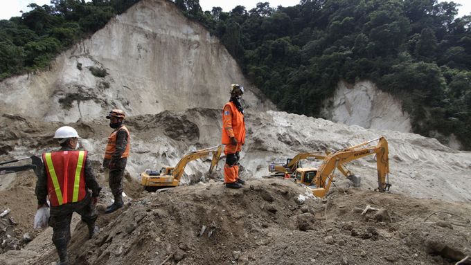 Záchranné práce v Guatemale. Po sesuvu půdy se stále pohřešuje 40 lidí.
