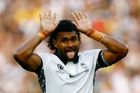 Simione Kuruvoli z Fidži oslavuje proměněný trestný kop v zápase s Austrálií