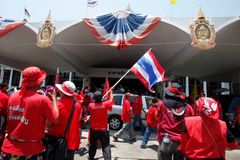 Thajci demonstrují dál, tentokrát pochodovali s rakvemi