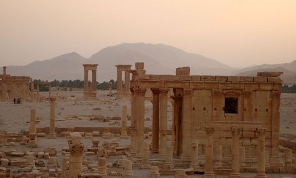 Takto vypadal antický chrám Baal-Shamin mezi ruinami antického města Palmýra.
