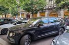 V Pařížské je k vidění mnoho luxusních aut, z nichž ale část patří půjčovnám. Vymáhání pokut bývá o to složitější, že i v jejich případě lze za špatné parkování udělit za určité období jen jednu pokutu, i když jich řidiči s auty půjčenými od jedné firmy spáchají třeba i několik desítek.
