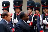 Italský premiér Silvio Berlusconi při návštěvě gabonského prezidenta. Za nimi čestná stráž italské armády.