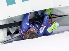 Fabienne Suterová při obřím slalomu Světového poháru v Semmeringu přistála v cíli přímo ve sněhových zábranách.
