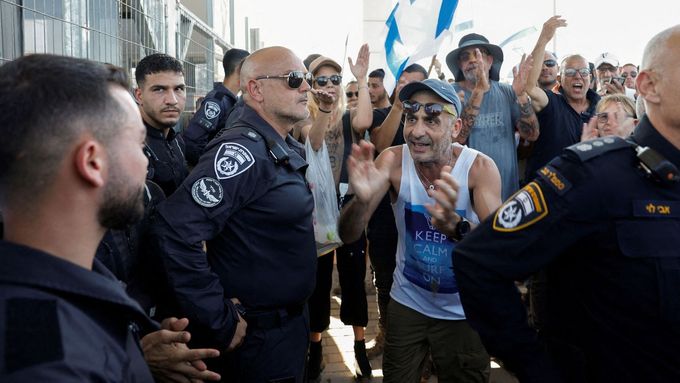 Protestující před základnou Sde Tejman při zadržení podezřelých vojáků.