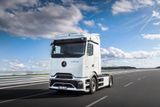 Divize nákladních aut německého Mercedesu ukázala novou generaci elektrického tahače eActros 600. Ten se začne prodávat ještě letos, jeho sériová výroba ale začne na konci příštího roku.