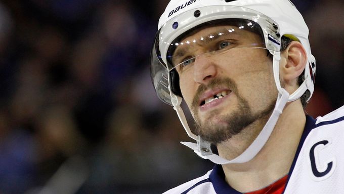 Alexandr Ovečkin se už jistě na start nového ročníku NHL těší. Ten však přinese také přísnější pravidlo o zastrčených dresech, nad nímž ruská hvězda skřípe zuby.
