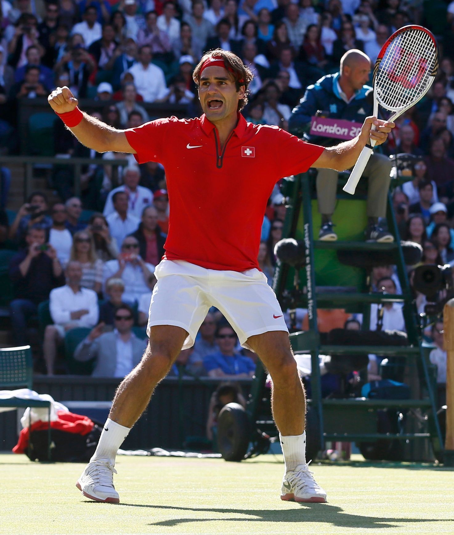 Roger Federer se raduje z postupu v semifinále OH 2012