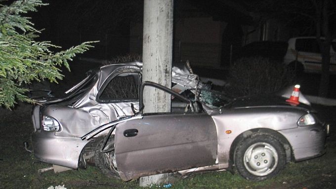 Devatenáctiletý řidič měl již druhou nehodu. Tentokrát tragickou: 18letý spolujezdec zahynul, dvě spolujezdkyně zraněné.