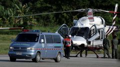 Sanitka a vrtulník převážejí zachráněné thajské chlapce.
