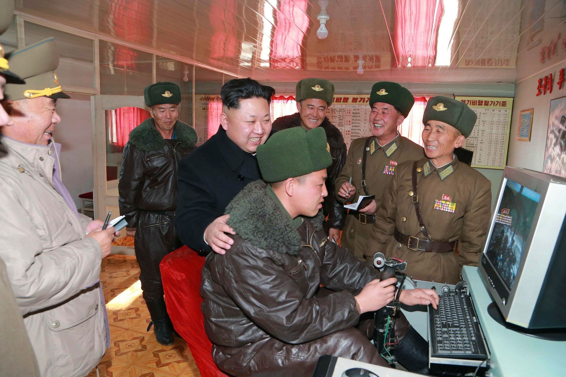 Vůdce KLDR Kim Čong-un na inspekci severokorejské armády.