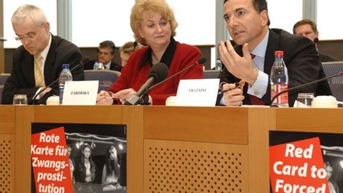 Předsedkyně evropského Výboru pro práva žen a rovnost pohlaví Anna Záborská (uprostřed).