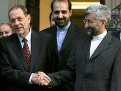 Změní se postoj mezinárodního společenství k Íránu? Vrchní íránský vyjednavač Saíd Džalilí (vpravo) s Javierem Solanou.