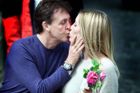 17. března 2008 - Rozvodový soud rozhodl, že britská modelka Heather Millsová získá odstupné 24,3 milionu liber od zpěváka Paula McCartneyho. Manželství trvalo šest let.
