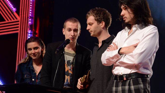 Wolf Alice přebírají cenu na NME Awards