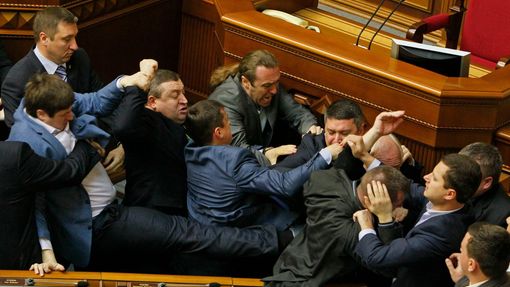 Potyčka v ukrajinském parlamentu. (8. dubna 2014)